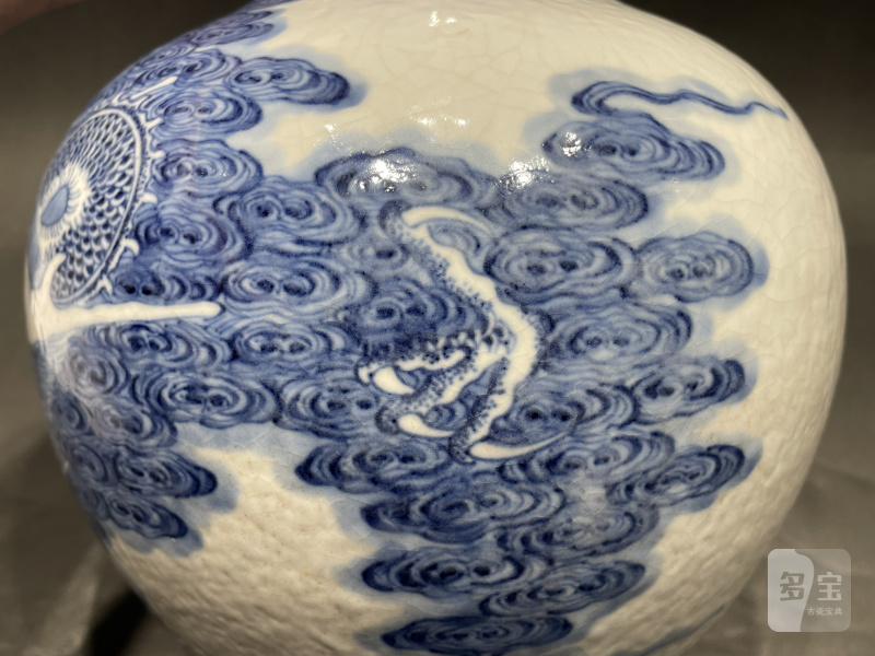 清乾隆 浆胎青花云龙七现天球瓶 - 图8